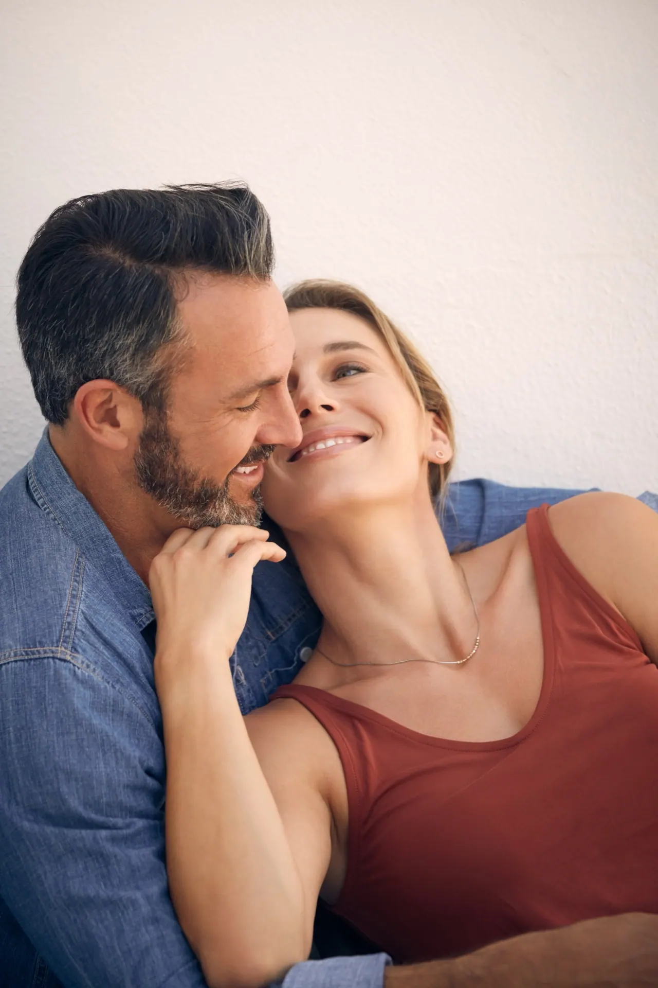 Zwei Menschen, die miteinander lachen
